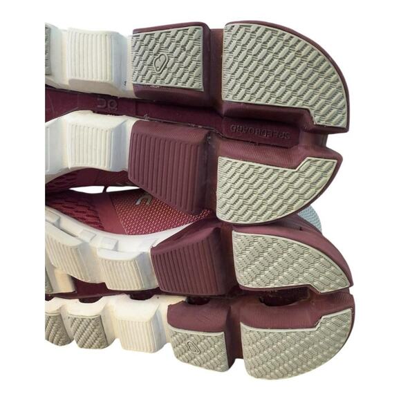 On Cloudflyer Running Shoe Berry Women size 8 - Picture 8 of 9